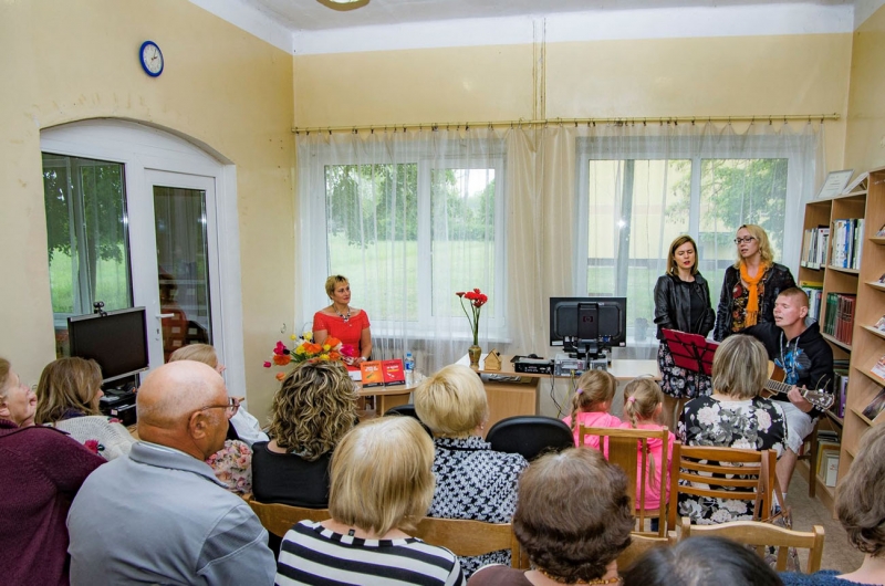 <strong>„Tenoriu, kad visi būtų laimingi, sutiktų daug gerų žmonių“, – tai pats geriausias palinkėjimas iš Julijos Miliūtės antrosios knygos esamiems ir būsimiems skaitytojams,  tądien susirinkusiems Metelių bibliotekoje.</strong>