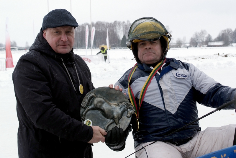 <strong>Zarasų rajono savivaldybės prizą Žydrūnui Vasilionkai įteikė Zarasų rajono savivaldybės meras Nikolajus Gusevas.</strong>