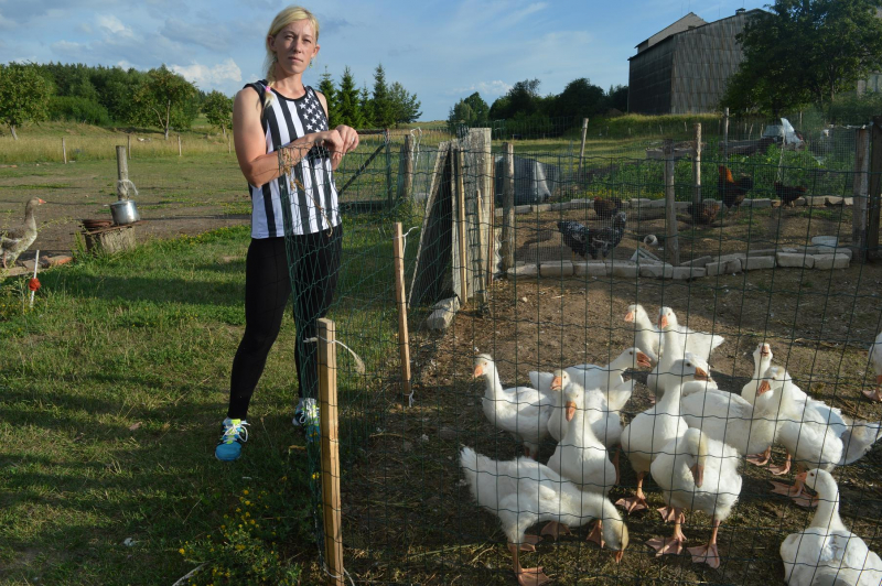 "Nieko neparduodame, sau auginame, mėgstame paukštieną", - teigia darbšti verstaminietė.