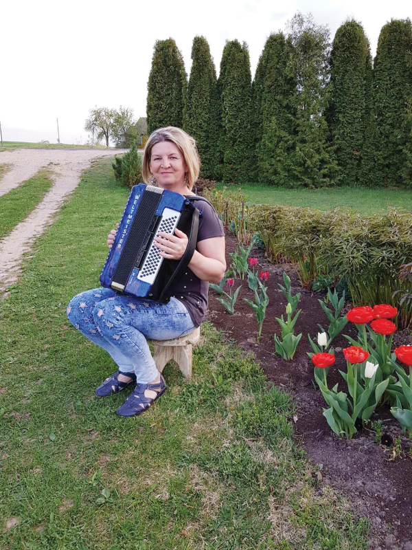 Grojanti, dainuojanti ir kiaules auginanti R. Sabestinienė neskaičiuoja, kiek mėsos iš namų ant vaišių stalų iškeliauja.