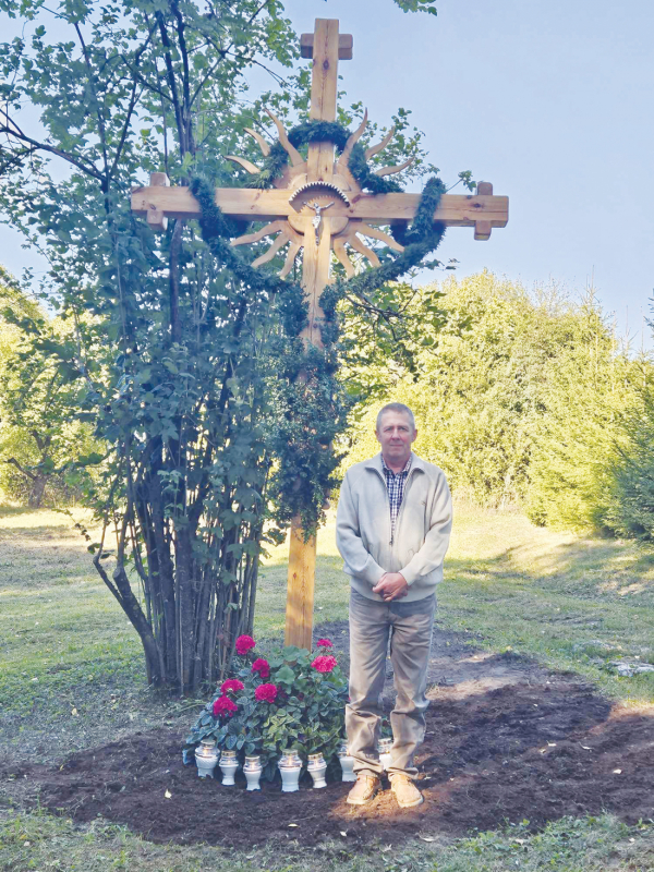 Žemaitkiemio kaimo gyventojas Saulius Talandis įsiamžino prie pirmojo savo kūrinio.