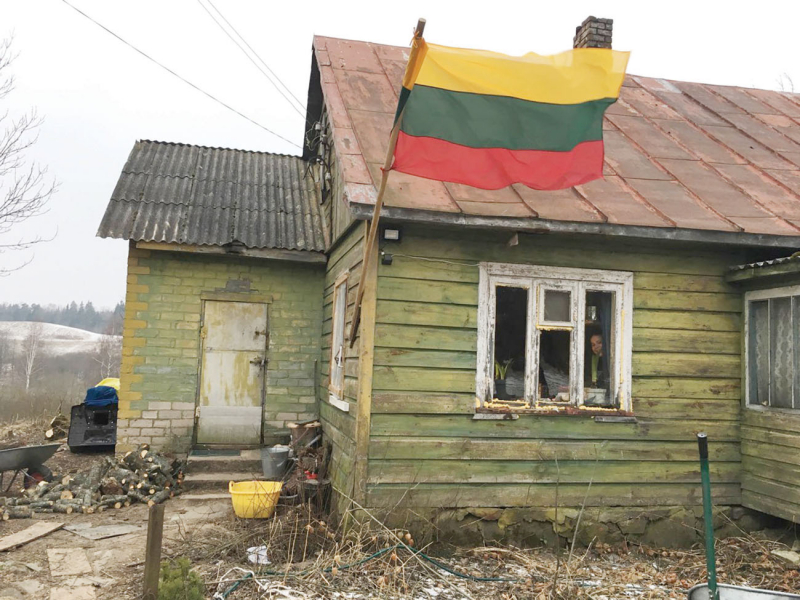 <strong>Per Vasario 16-ąją patriotiška ir nebijanti sunkumų šeima Stebuliuose iškėlė Lietuvos vėliavą.  </strong>