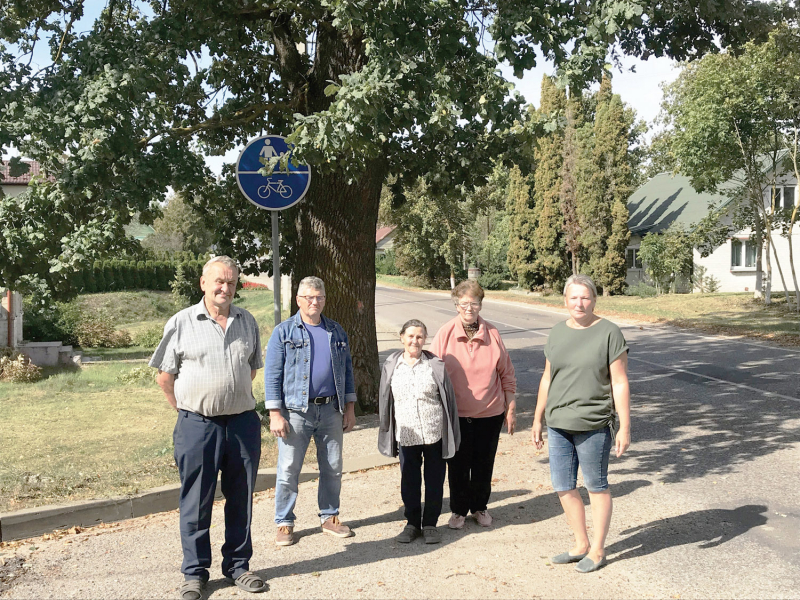 Prie išgelbėto ąžuolo – aktyvūs Rudaminos gyventojai: (iš kairės) Romas Stenionis, Vidas Vaitulionis, Petrutė Juodeškienė, Marytė Vaitulionienė ir Danguolė Klimienė.